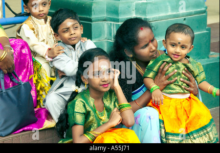 Thaipusam Festival 2005 in Singapur mit hinduistischen Gläubigen in ethnischen Kleid Piercings und Prozessionen Stockfoto