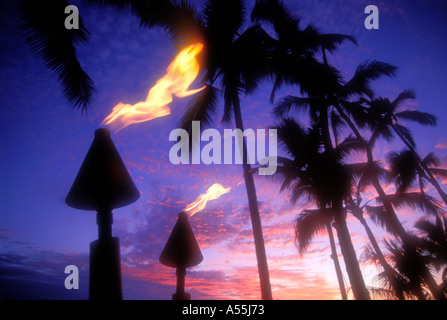 Tiki-Fackeln im Sonnenuntergang in Waikiki Strand Oahu Hawaii Stockfoto