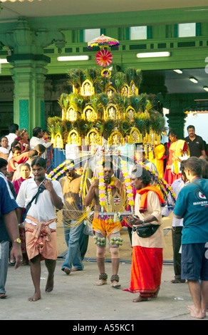 Thaipusam Festival 2005 in Singapur mit hinduistischen Gläubigen in ethnischen Kleid Piercings und Prozessionen Stockfoto