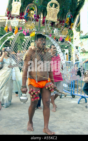 Thaipusam Festival 2005 in Singapur mit hinduistischen Gläubigen in ethnischen Kleid Piercings und Prozessionen Stockfoto