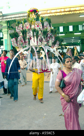 Thaipusam Festival 2005 in Singapur mit hinduistischen Gläubigen in ethnischen Kleid Piercings und Prozessionen Stockfoto