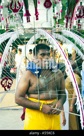 Thaipusam Festival 2005 in Singapur mit hinduistischen Gläubigen in ethnischen Kleid Piercings und Prozessionen Stockfoto