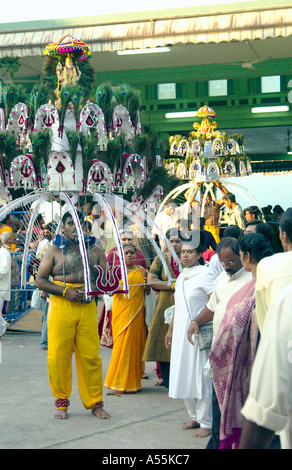 Thaipusam Festival 2005 in Singapur mit hinduistischen Gläubigen in ethnischen Kleid Piercings und Prozessionen Stockfoto