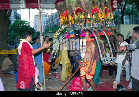 Thaipusam Festival 2005 in Singapur mit Teilnehmern, die Demontage ihrer Kavadis und Körper piercings Stockfoto