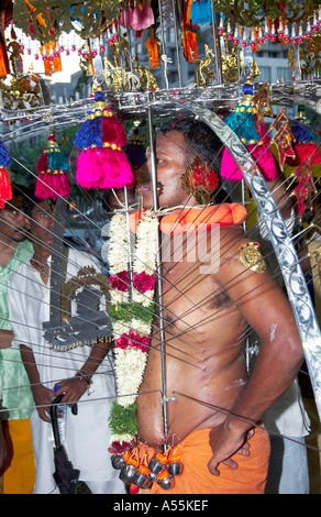 Thaipusam Festival 2005 in Singapur mit Teilnehmern, die Demontage ihrer Kavadis und Körper piercings Stockfoto