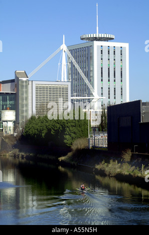 Ruderboot am Fluss Taff Cardiff mit BT-Gebäude und Millennium Stadion in Ferne Süden wales uk Stockfoto