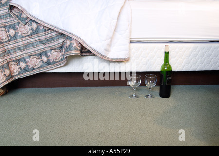 zwei Glas Wein und leere Flasche Stock Bett Stockfoto