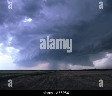 Eine massive supercell Thunderstorm in Nebraska, USA, ging mindestens 14 Tornados im Mai 2004 zu produzieren Stockfoto