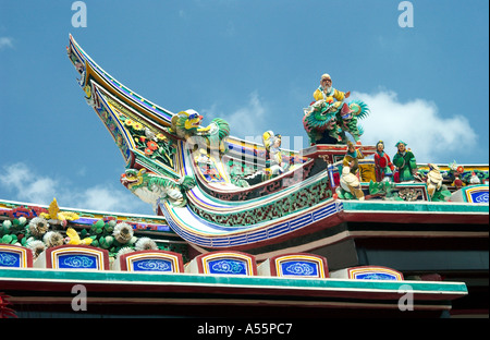 Die kunstvoll verzierten Dachelemente in einem buddhistischen Tempel in Malacca Malaysia Stockfoto