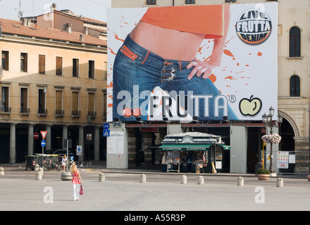 Riesige Plakatwand Prato della Valle Padua Italien Stockfoto