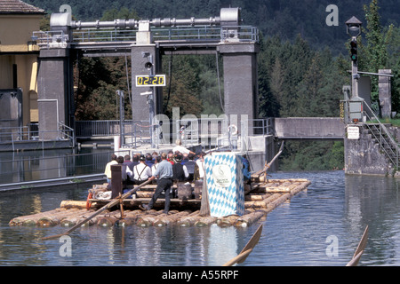 Float-Fahrt am Fluss Isar München Stockfoto