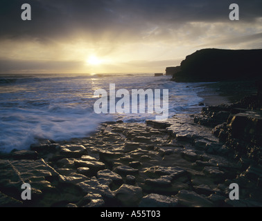 Sonnenaufgang über erodiert magnesiumhaltigen Kalkstein Felsen an der Wherry, der Leas, auf South Tyneside, England Stockfoto