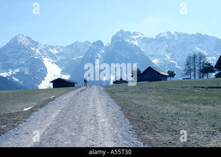 Überschrift für die Berge im zeitigen Frühjahr in der Nähe von Mittenwald Bayern Deutschland Stockfoto