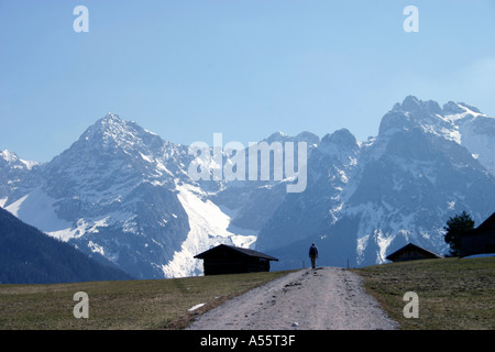 Überschrift für die Berge im zeitigen Frühjahr in der Nähe von Mittenwald Bayern Deutschland Stockfoto