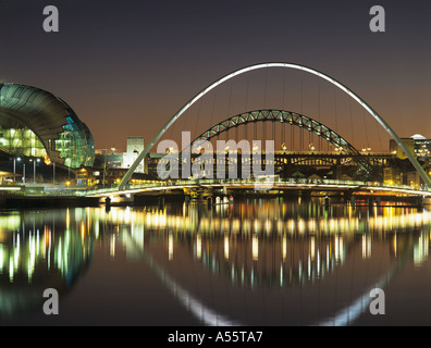 Sage Gateshead und die berühmten Brücken über den Fluss Tyne in der Nacht Stockfoto