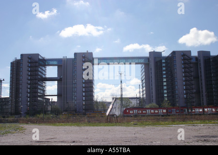 München Website moderne Telekom Gebäude Industriekomplex und Zug vorbei an Bayern Deutschland Stockfoto