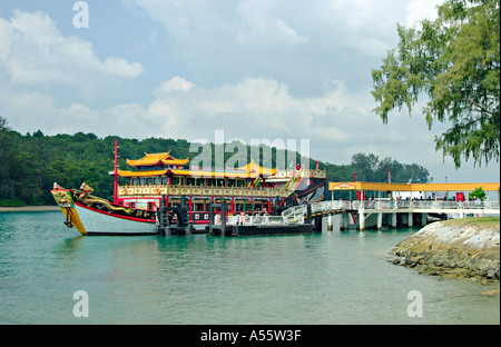 Eine alte chinesische Dschunke Ausflug-Kusu Island im Hafen von Singapur Stockfoto