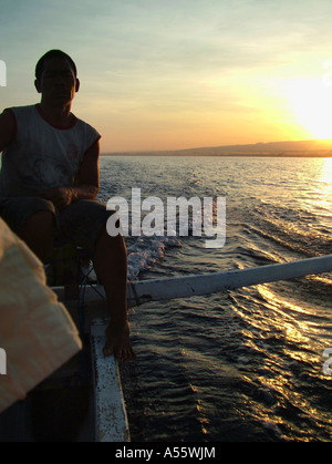 Fischer in der Morgendämmerung am Ausleger Fischerboot vor der Küste von Lovina und Singaraja, Nord Bali, Indonesien Stockfoto