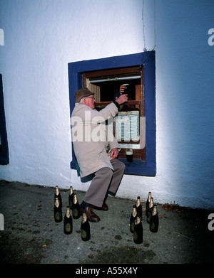 blau lackierten altes Land Dorf Pub/Bar/Shop/Sibin vorne Stockfoto