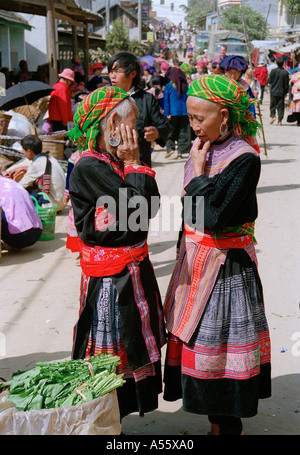 Hmong Frauen auf dem Markt in Nordvietnam BacHa Stockfoto