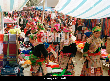 Hmong Frauen auf dem Markt in Nordvietnam BacHa Stockfoto