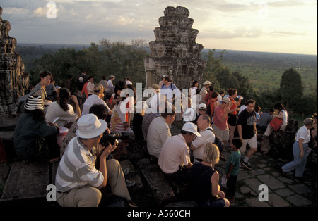 Painet ix1875 Kambodscha Touristen Tempel Angkor beobachten Sonnenuntergang Wat Siem ernten Land entwickeln Nation wirtschaftlich weniger Stockfoto