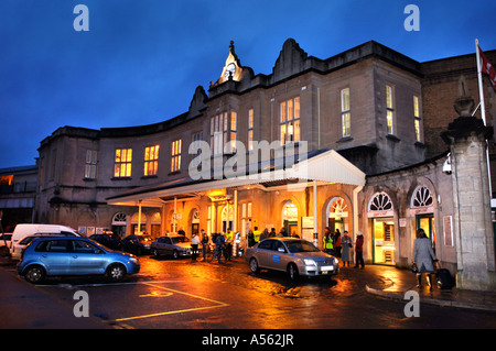PENDLER KOMMEN BEI BATH SPA STATION WÄHREND EINER PROTESTAKTION AN DER GREAT WESTERN RAILWAY SERVICE UK JAN 2007 Stockfoto