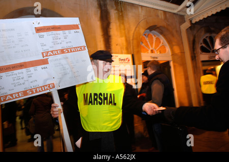 PENDLER IM SPA BAD STATION HAND, GEFÄLSCHTE TICKETS NACH BRISTOL AUS PROTEST AN DER GREAT WESTERN RAILWAY SERVICE UK JAN 2007 Stockfoto