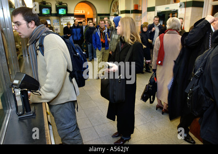 PENDLER IM SPA BAD STATION WARTESCHLANGE FÜR TICKETS WÄHREND EINER PROTESTAKTION AN DER GREAT WESTERN RAILWAY SERVICE UK JAN 2007 Stockfoto
