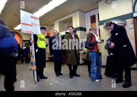 PENDLER IM SPA BAD STATION WARTESCHLANGE FÜR TICKETS NACH EINEM PROBLEM MIT DER AUTOMATISCHEN MASCHINEN Stockfoto