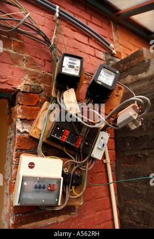 STROM-SICHERUNGSKÄSTEN UND METER ERFORDERN REPARATUR UK Stockfoto