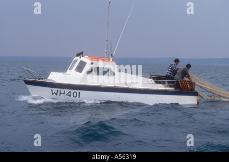 Fischer an Bord einer modifizierten Fairey Christina motor Cruiser Schleppnetzfischerei für Sandaale Portland Weymouth Dorset England UK Stockfoto