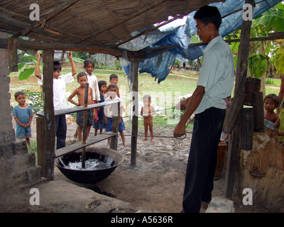 Painet ix2048 Kambodscha Mann machen Zucker Palm Saft Kampong Thom Land entwickeln Nation weniger ökonomisch entwickelt Stockfoto