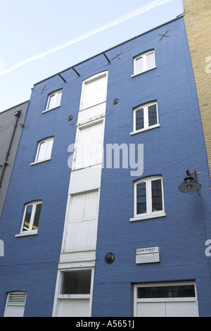 Blaue Backsteinbau mit weißen Lager Türen und Fenster im Clink Street London SE1 Stockfoto