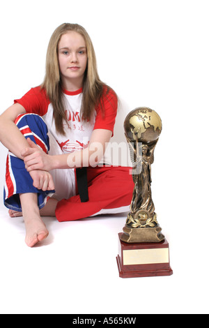 Junior British World Champion Kick Boxer Imogen Shayler mit ihrem World Cup. Stockfoto