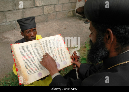 Painet iy7684 Äthiopien orthodoxen Erzbischof Gregorius Besuch Tullo Gudo Insel Kloster Debre Zion See Ziway lesen Stockfoto