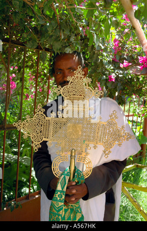 Painet iy7807 Äthiopien Mann mit vergoldeten Kreuz äthiopischen Kapelle Arche enthält Bund Axum Foto 2004 Land entwickelt Stockfoto