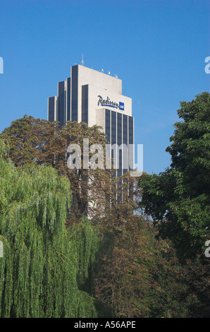 Gebäude des Radisson SAS Hotel im Congress Center Hamburg Towers Herbst farbige Bäume bei Planten un Blomen in Hamburg Parken Stockfoto