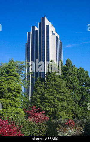 Gebäude des Radisson SAS Hotel im Congress Center Hamburg Towers Herbst farbige Bäume bei Planten un Blomen in Hamburg Parken Stockfoto