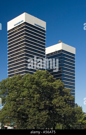 Türme des Mundsburg Centers in Hamburg steigen in den blauen Himmel, Deutschland Stockfoto