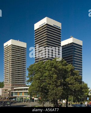 Türme des Mundsburg Centers in Hamburg steigen in den blauen Himmel, Deutschland Stockfoto