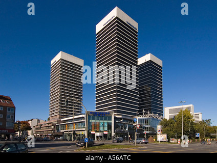 Türme des Mundsburg Centers in Hamburg steigen in den blauen Himmel, Deutschland Stockfoto