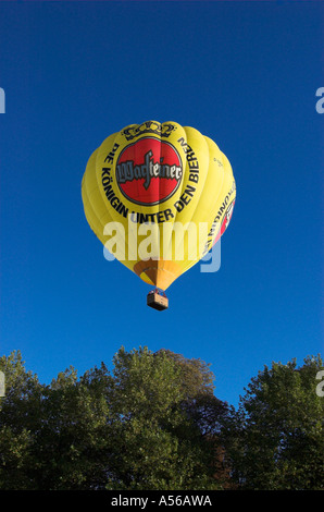 Heißluft-Ballon startet in den blauen Himmel, Deutschland Stockfoto