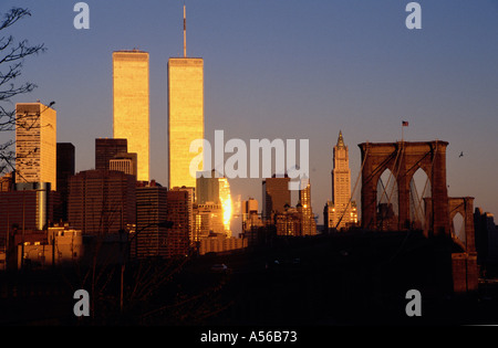 Twin Towers des World Trade Center und Brooklyn Bridge New York NY USA bei Sonnenaufgang (vor 11. September 2001) Stockfoto