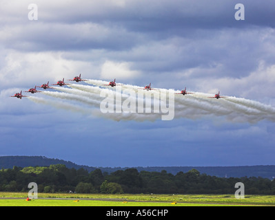 Die roten Pfeile Kunstflug fliegen Display Team bei Dunsfold Surrey UK 2005 unter dunklen Gewitterhimmel. Stockfoto