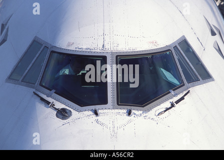 Flughafen, Blick in ein Cockpit von einem Lufthansa-Passagier-Jet mit Piloten Stockfoto