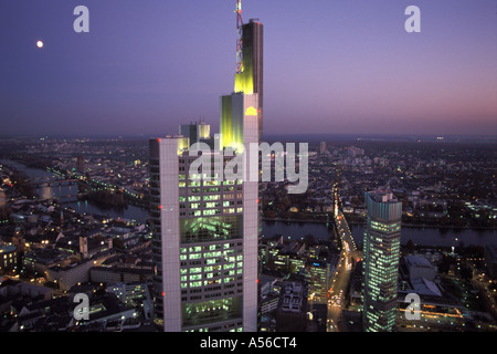 Frankfurt/M, Deutschland, Hauptgebäude der COMMERZBANK (Mitte) und auf der rechten Seite unten die EZB (Europaeische Zentralbank / Stockfoto