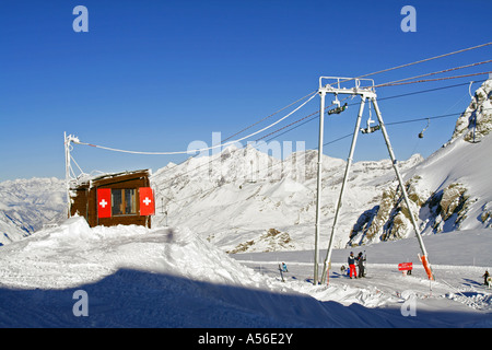 Rollläden mit der Schweizer Flagge im Skigebiet von Zermatt, Schweiz Stockfoto