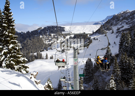 Zwei-Wege-Sesselbahn im Schweizer Skigebiet Les Diablerets, Kanton Waadt, Schweiz Stockfoto