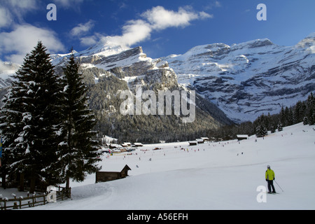 Ein Skifahrer im Schweizer Skigebiet Les Diablerets. Winterlandschaft. Schweizer Alpen. Kanton Waadt, Schweiz Stockfoto